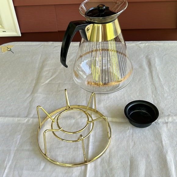 Vintage Pyrex carafe with lid 7” with 3” sterno stand all markings are in euc. - Picture 7 of 17